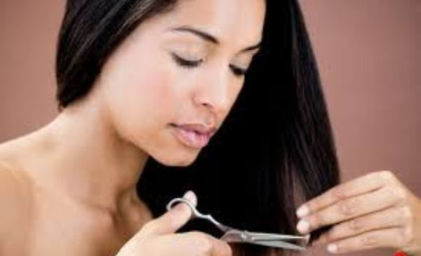 Meo hay giup mai toc luon bong khoe tu nhien hinh anh 1 1. Tỉa tóc hư tổn: Nhiều bạn gái có mái tóc dài bị chẻ ngọn nhưng không cắt phần ngọn hư tổn đó đi vì tiếc. Tuy nhiên, bạn nên biết rằng phần tóc chẻ ngọn đó sẽ lấy đi hầu hết chất dinh dưỡng cần thiết cung cấp cho mái tóc đồng thời chúng lây lan lên các khu vực tóc khoẻ mạnh khác. Do đó, cách tốt nhất để giữ mái tóc bạn óng mượt là tỉa phần hư của tóc, sẽ giúp mái tóc không bị xơ và khô cứng.