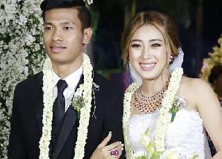 Aung Thu, đồng đội của Đặng Văn Lâm tại Muangthong United kết hôn với nhan sắc đặc biệt Myanmar